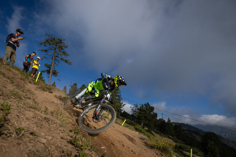 Descenso controlado: AON Racing se mantiene firme en Andorra con la potencia de frenado de Hayes rider image